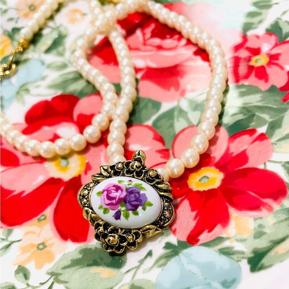 Victorian style necklace. Pearland roses